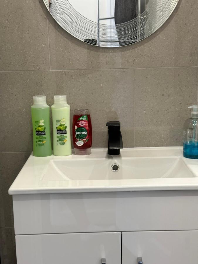 Modern Flat In Central Egham By Windsor Castle, Staines-Upon-Thames And Heathrow Airport المظهر الخارجي الصورة
