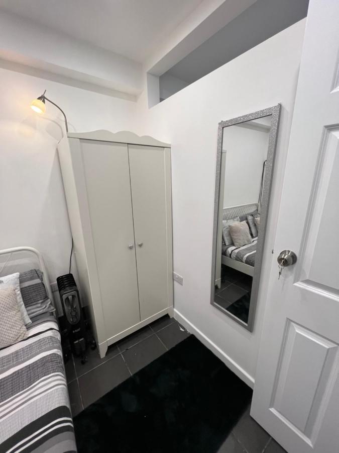 Modern Flat In Central Egham By Windsor Castle, Staines-Upon-Thames And Heathrow Airport المظهر الخارجي الصورة