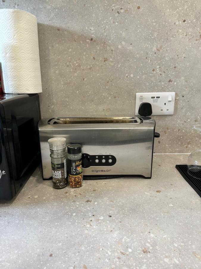 Modern Flat In Central Egham By Windsor Castle, Staines-Upon-Thames And Heathrow Airport المظهر الخارجي الصورة