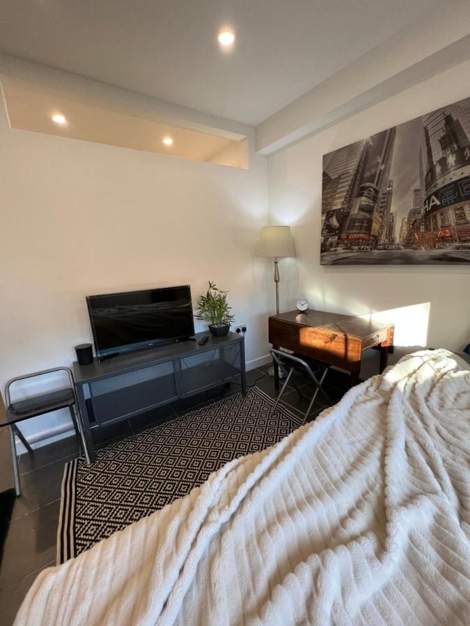 Modern Flat In Central Egham By Windsor Castle, Staines-Upon-Thames And Heathrow Airport المظهر الخارجي الصورة