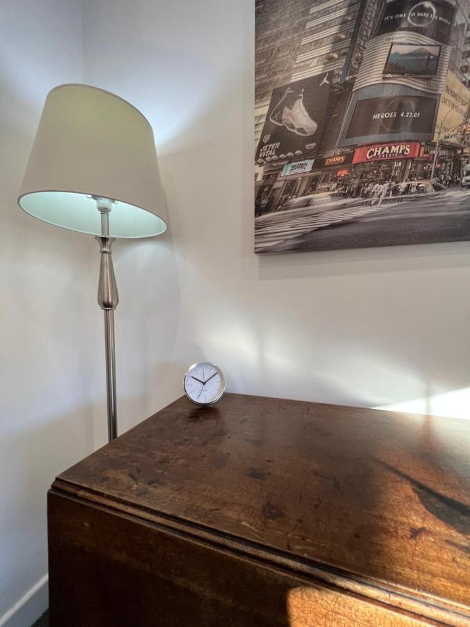 Modern Flat In Central Egham By Windsor Castle, Staines-Upon-Thames And Heathrow Airport المظهر الخارجي الصورة