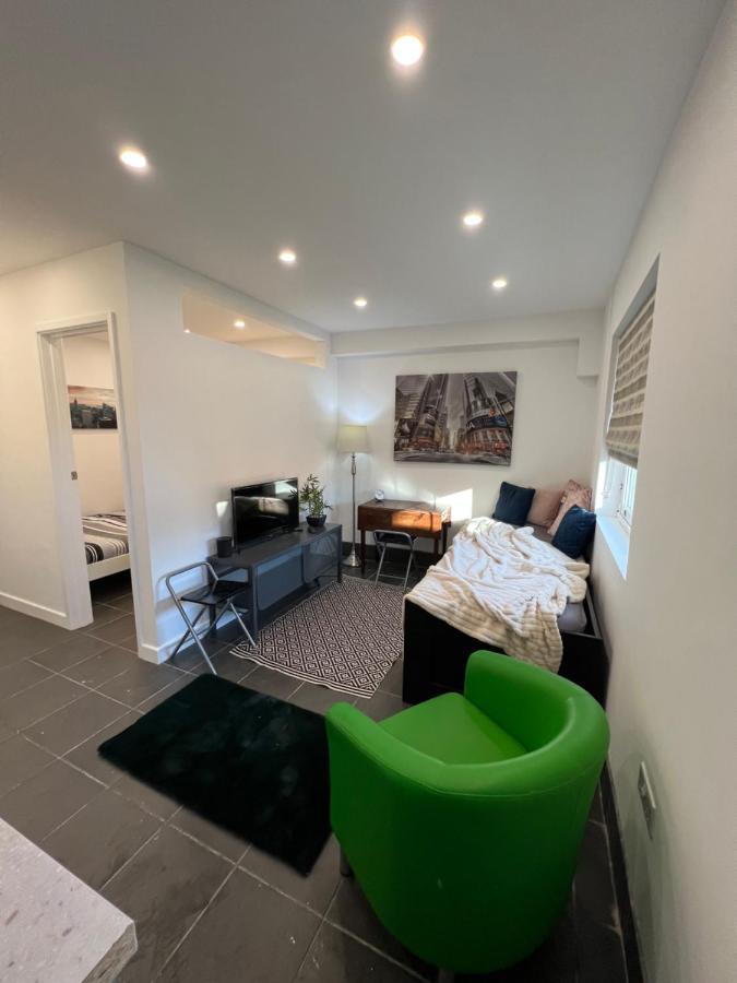Modern Flat In Central Egham By Windsor Castle, Staines-Upon-Thames And Heathrow Airport المظهر الخارجي الصورة