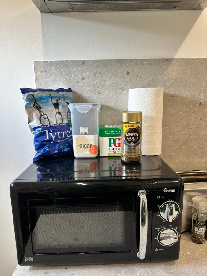 Modern Flat In Central Egham By Windsor Castle, Staines-Upon-Thames And Heathrow Airport المظهر الخارجي الصورة