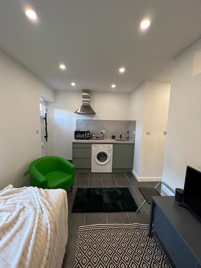 Modern Flat In Central Egham By Windsor Castle, Staines-Upon-Thames And Heathrow Airport المظهر الخارجي الصورة