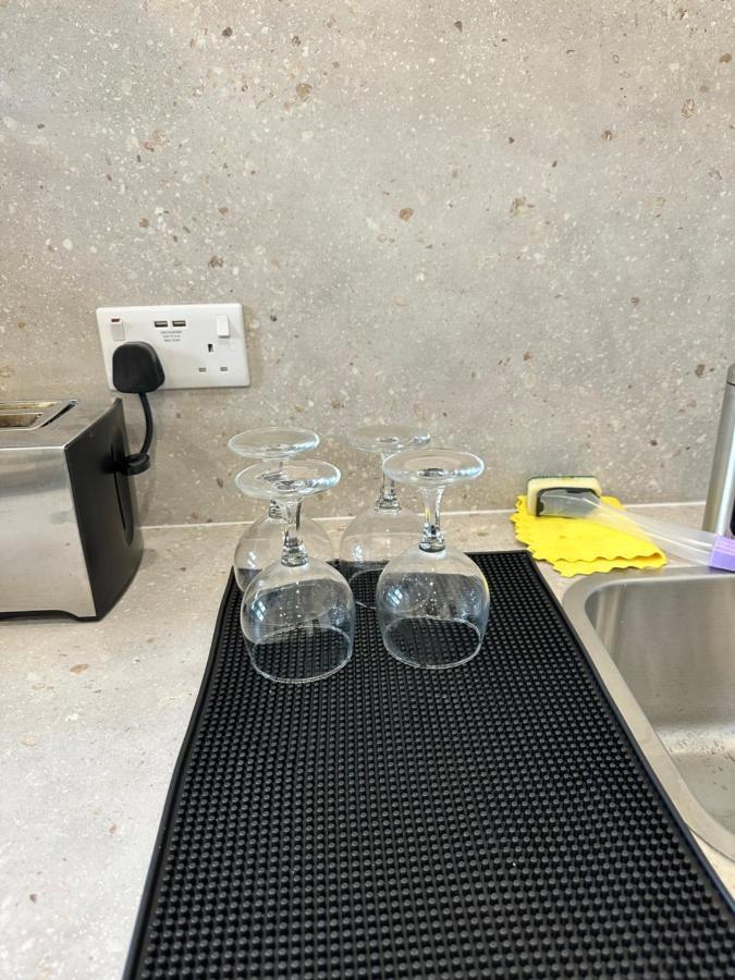 Modern Flat In Central Egham By Windsor Castle, Staines-Upon-Thames And Heathrow Airport المظهر الخارجي الصورة