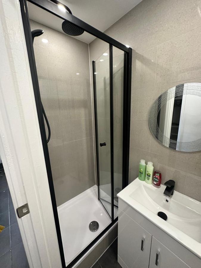 Modern Flat In Central Egham By Windsor Castle, Staines-Upon-Thames And Heathrow Airport المظهر الخارجي الصورة