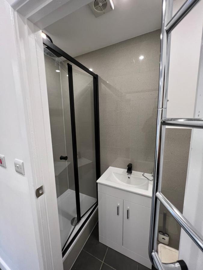 Modern Flat In Central Egham By Windsor Castle, Staines-Upon-Thames And Heathrow Airport المظهر الخارجي الصورة