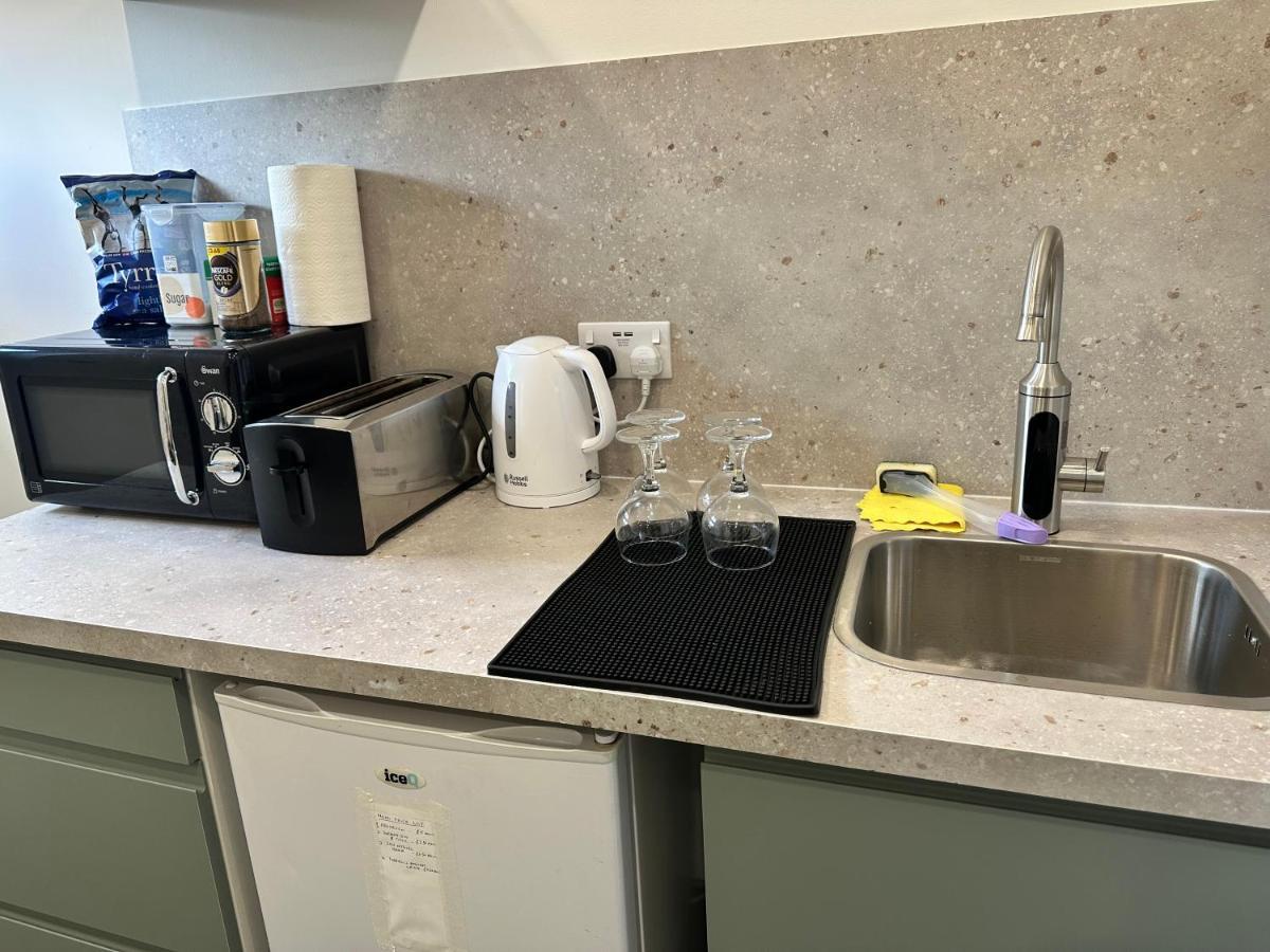 Modern Flat In Central Egham By Windsor Castle, Staines-Upon-Thames And Heathrow Airport المظهر الخارجي الصورة