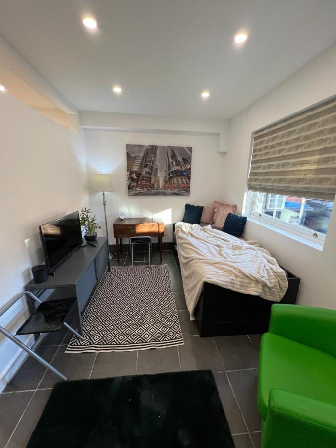 Modern Flat In Central Egham By Windsor Castle, Staines-Upon-Thames And Heathrow Airport المظهر الخارجي الصورة