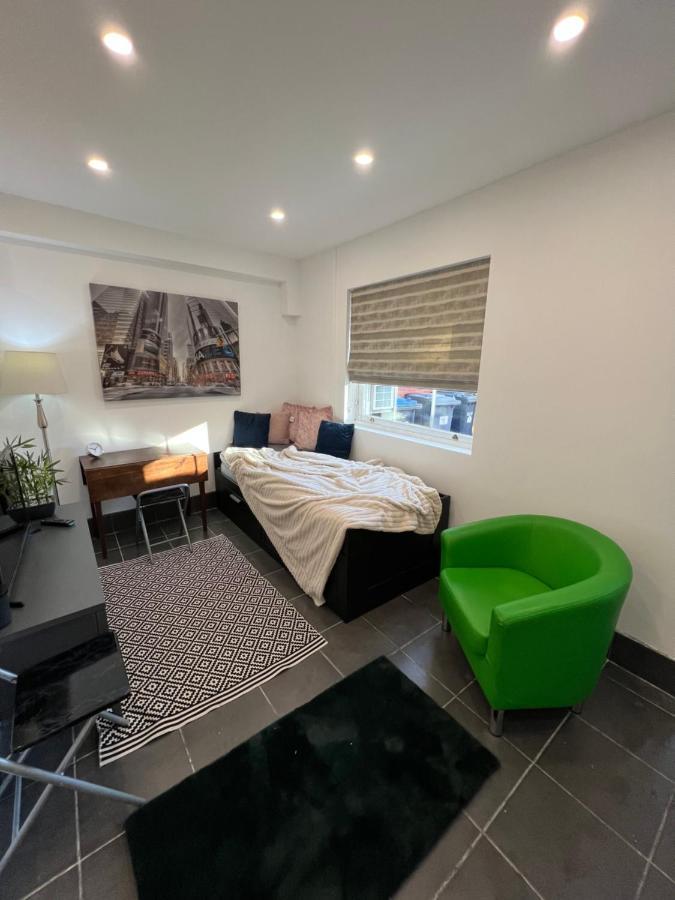 Modern Flat In Central Egham By Windsor Castle, Staines-Upon-Thames And Heathrow Airport المظهر الخارجي الصورة