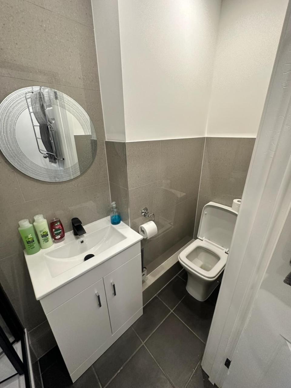 Modern Flat In Central Egham By Windsor Castle, Staines-Upon-Thames And Heathrow Airport المظهر الخارجي الصورة